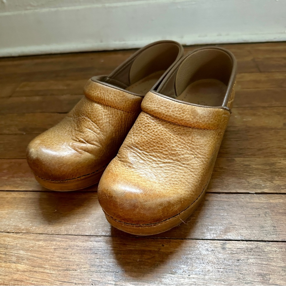 Dansko Women's 8 US / 38 EU Tan Ombré Leather Clogs (Slip Ons)
